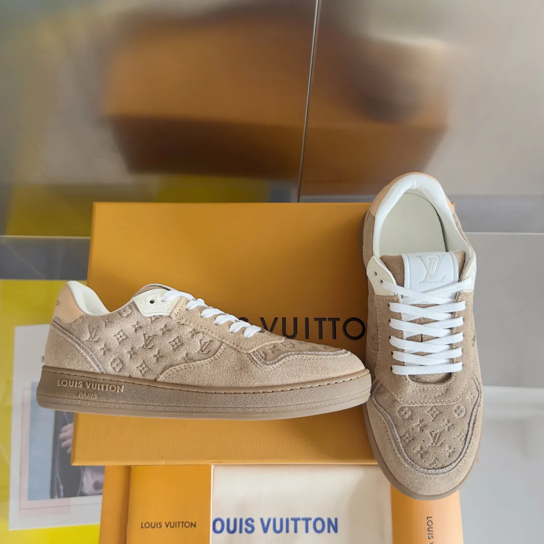 👟👟Ex-factory price 740👟👟 Top version LV Louis Vuitton L House Donkey Brand Stadium Series Casual Sports Shoes White Shoes Dexun Shoes Original purchase, development and production LV Stadium sports shoes are soft cow leather partially embossed with Monogram patterns, reproducing the retro design trend. Monogram canvas trim and toe perforations bring together exquisite details, the tongue is decorated with LV letter label, and the outsole depicts the Louis Vuitton logo. Exquisitely packaged at the delivery counter🛍📦 ▪️ Fabric: Original imported first-layer cowhide ▪️ Lining: Original imported soft sheepskin lining ▪️ Sole: Original open-molded non-slip rubber outsole ▪️ Bottom thickness: 3CM ▪️ Size: Women's 35-41